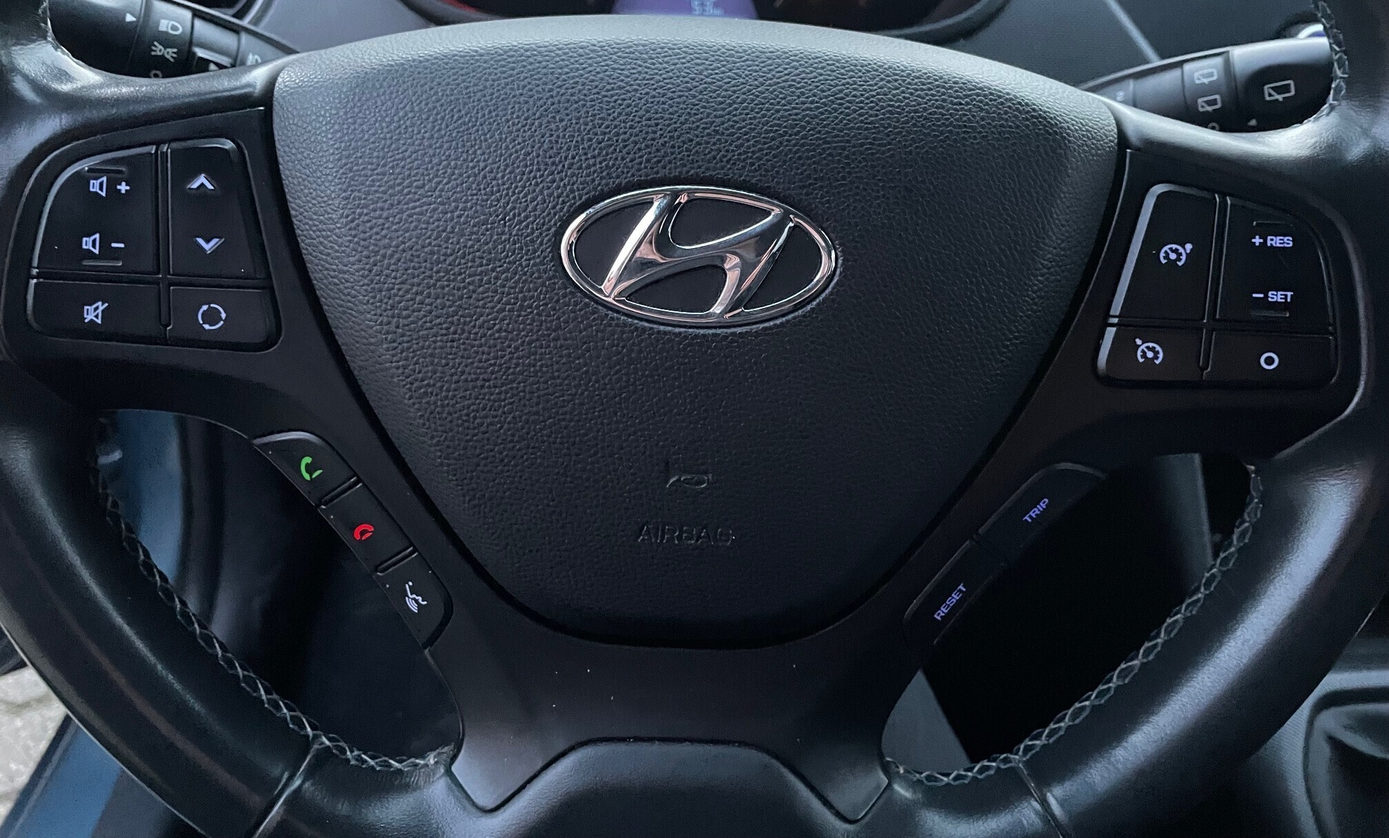 Blå Hyundai i10 fra 2016