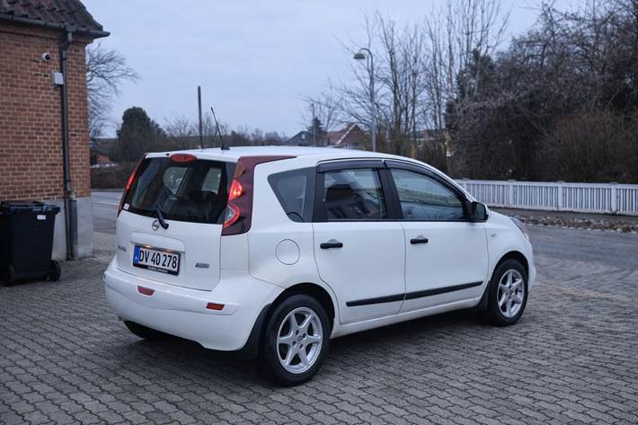 Hvid Nissan Note fra 2012