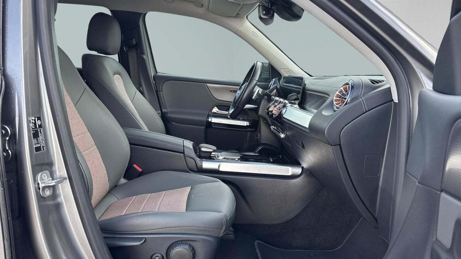 Grå Mercedes EQB250 fra 2023