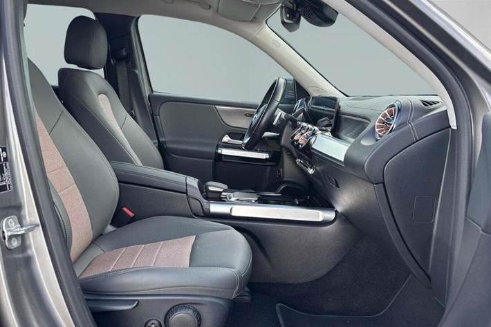 Grå Mercedes EQB250 fra 2023