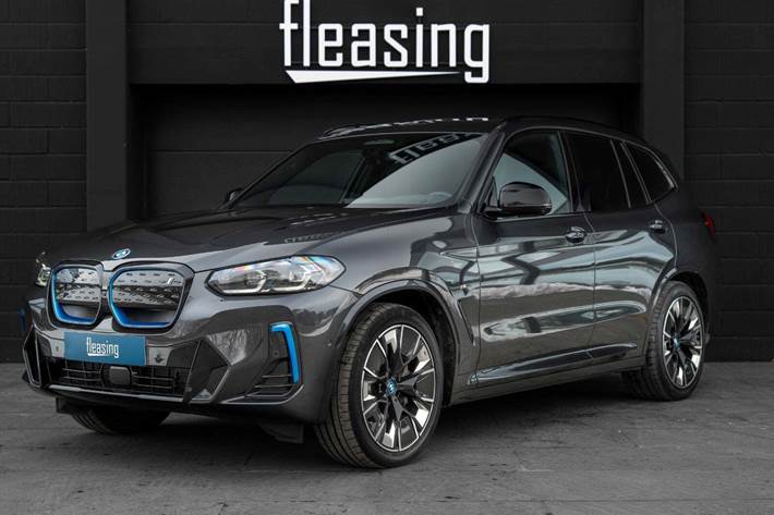 Grå BMW iX3 fra 2022 set udefra