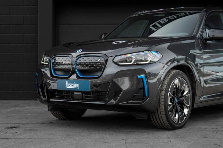 Grå BMW iX3 fra 2022