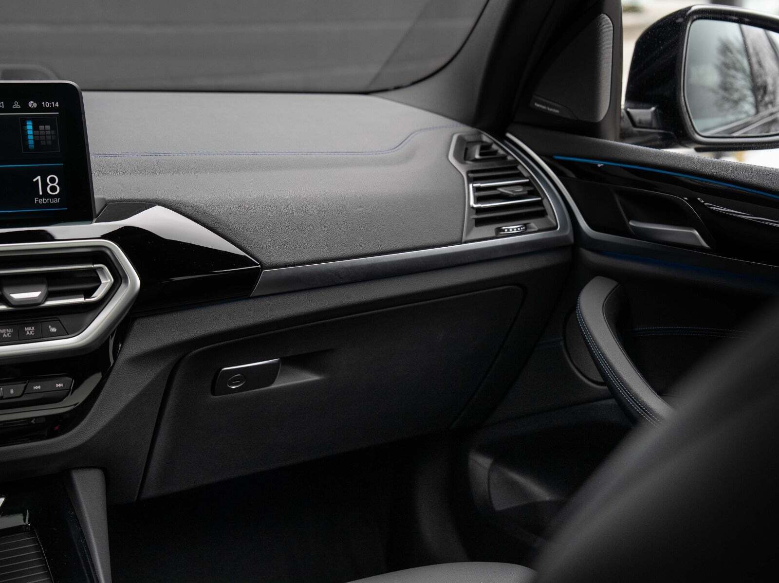 Grå BMW iX3 fra 2022