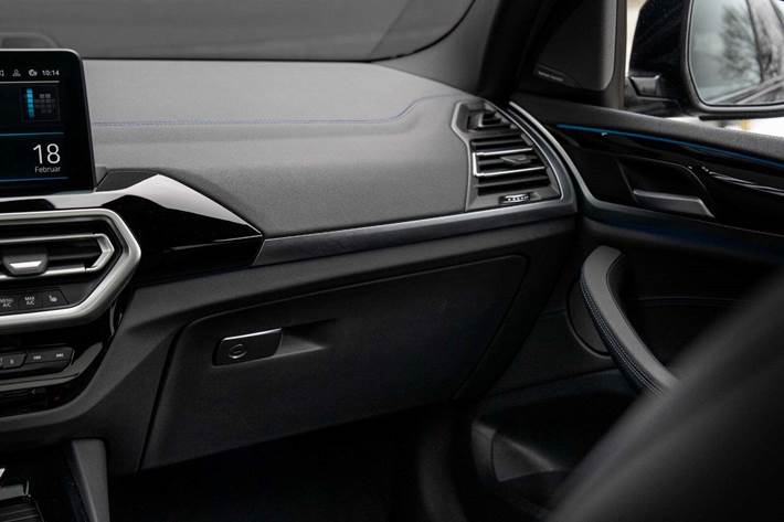 Grå BMW iX3 fra 2022