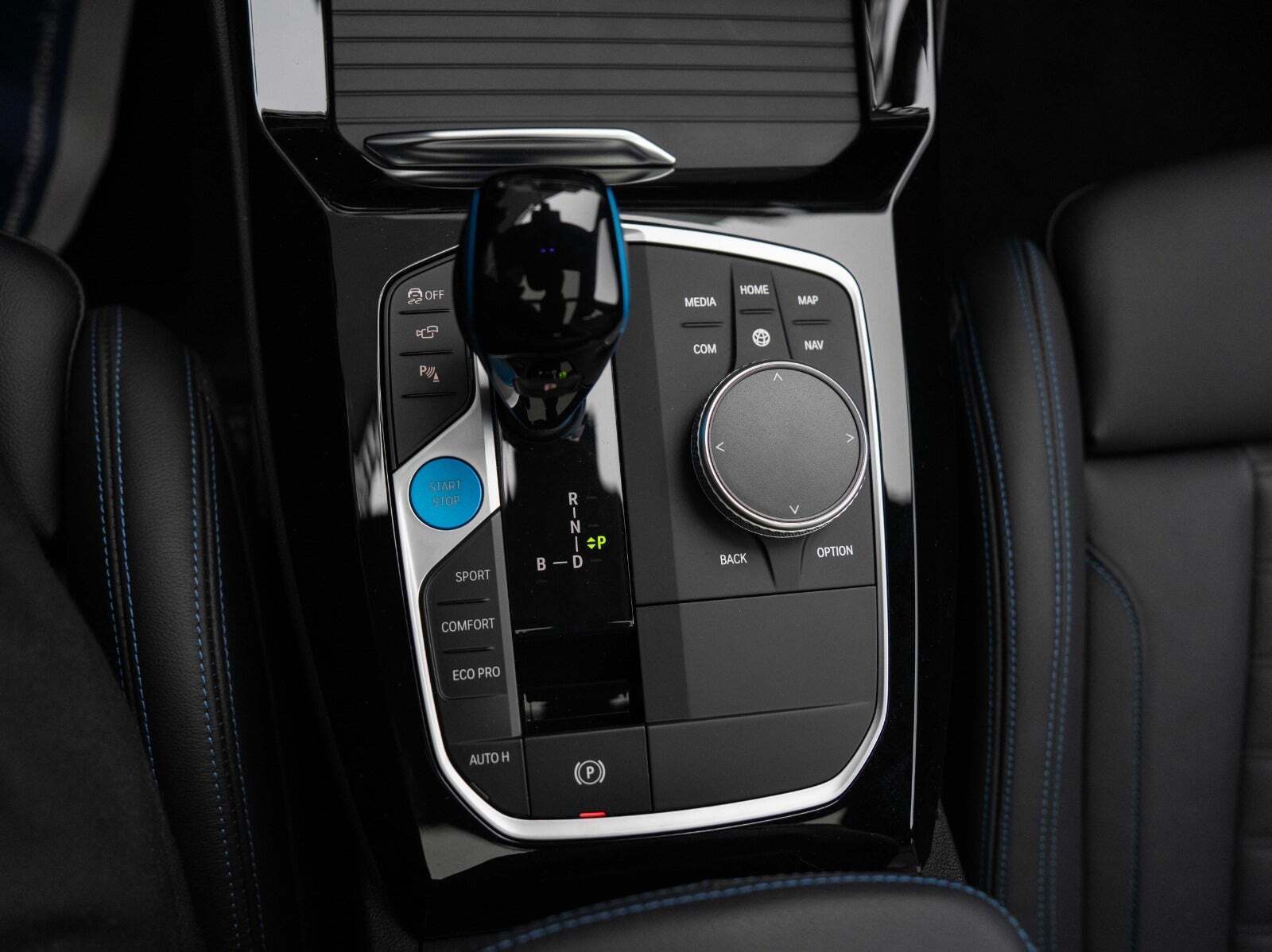 Grå BMW iX3 fra 2022