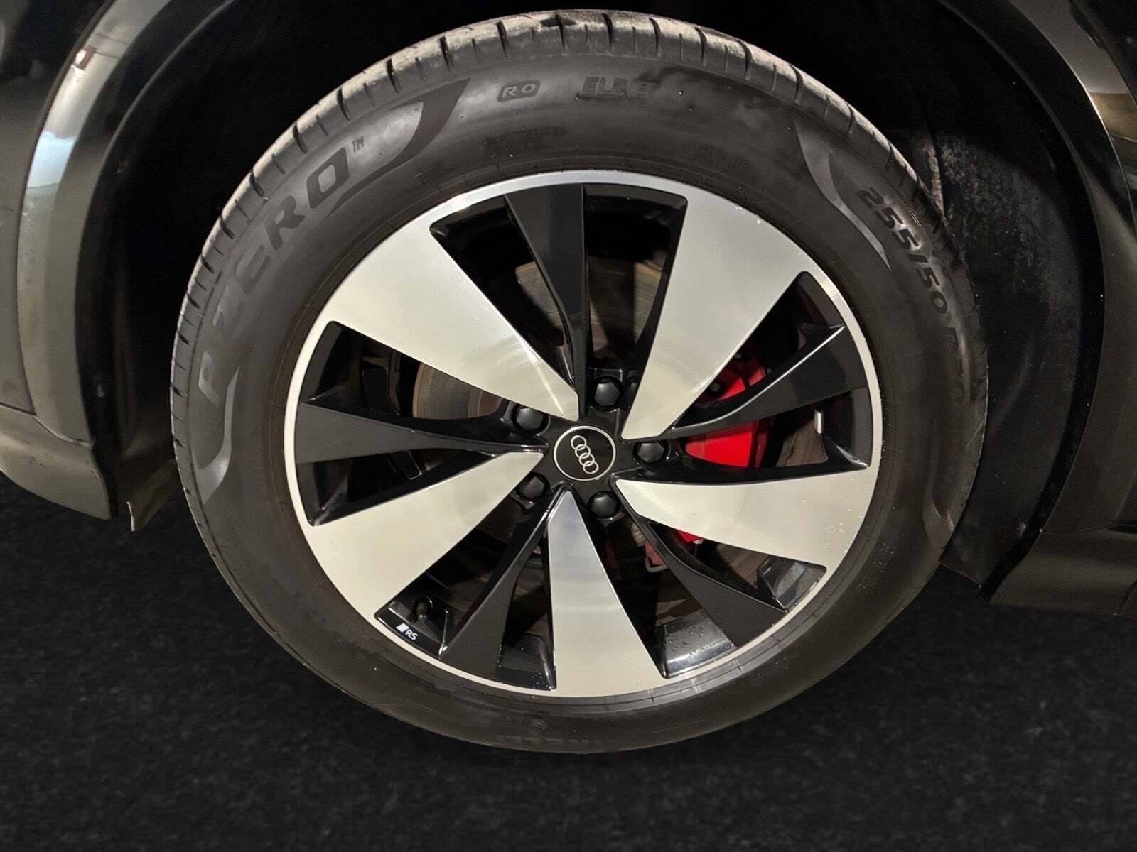 Sort Audi Q6 e-tron fra 2025