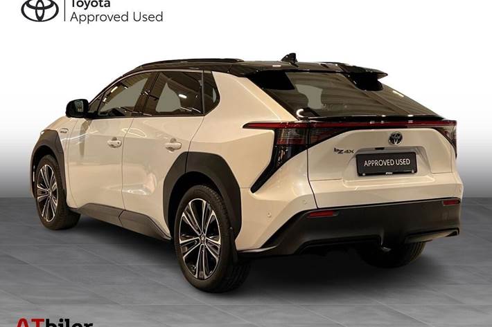 Hvid Toyota BZ4X fra 2023