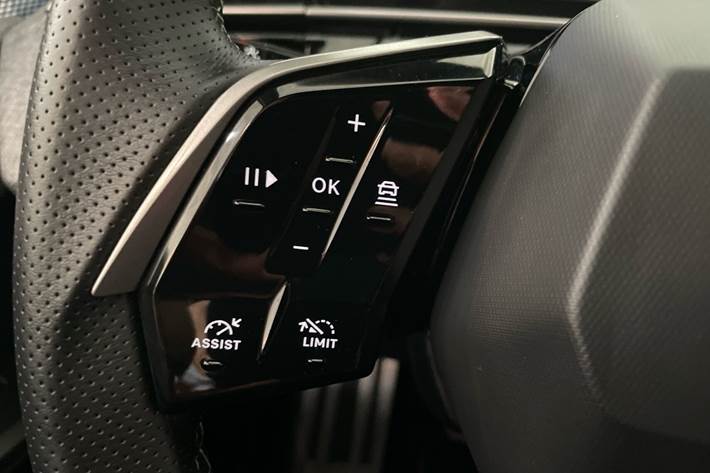 Grå Peugeot e-3008 fra 2025