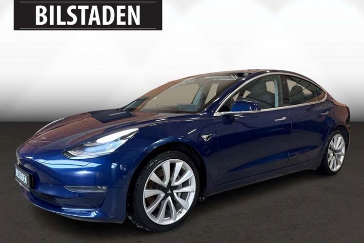 Blå Tesla Model 3 fra 2019 set udefra