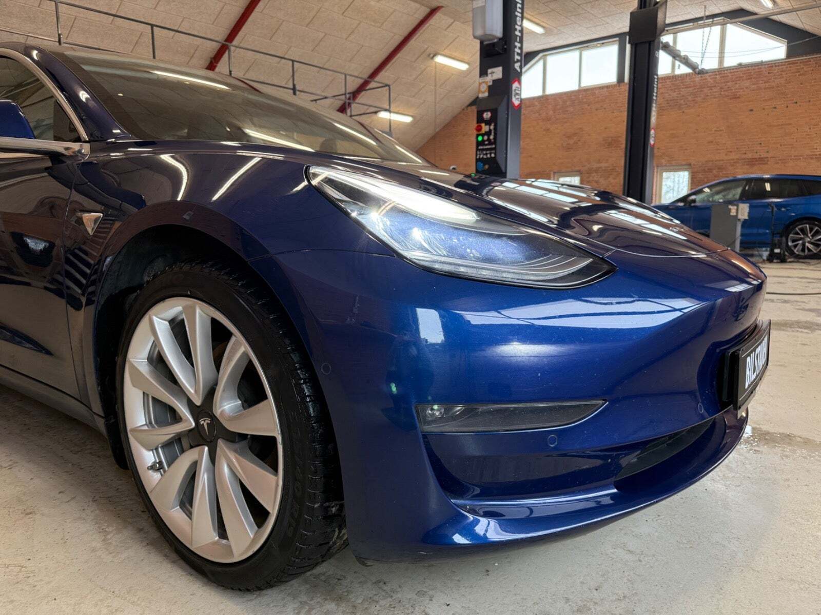 Blå Tesla Model 3 fra 2019