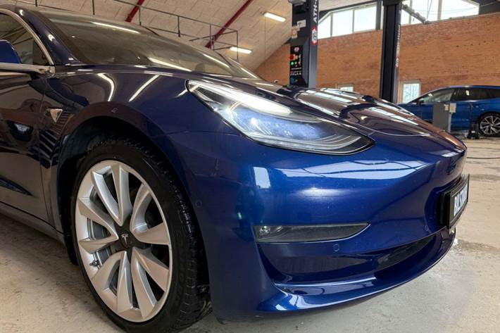 Blå Tesla Model 3 fra 2019