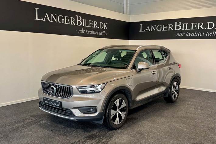 Beige Volvo XC40 fra 2021 set udefra