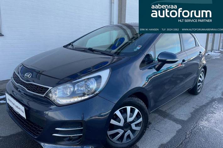 Blå Kia Rio fra 2016 set udefra