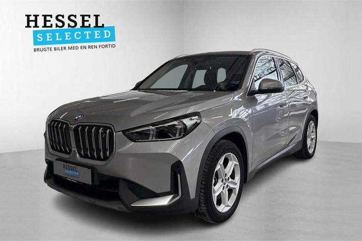 Sølv BMW iX1 fra 2023 set udefra