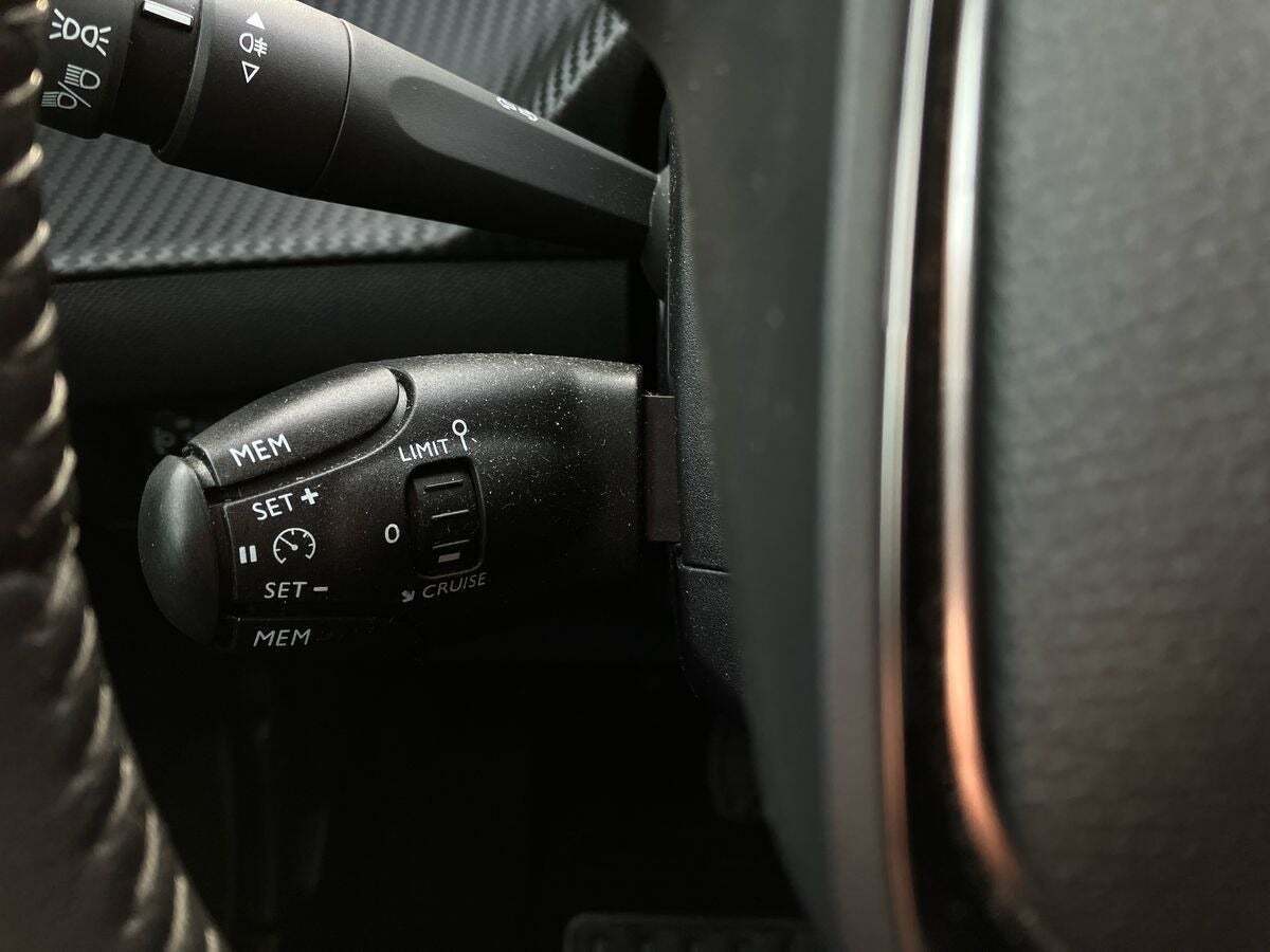 Gul Peugeot e-208 fra 2023