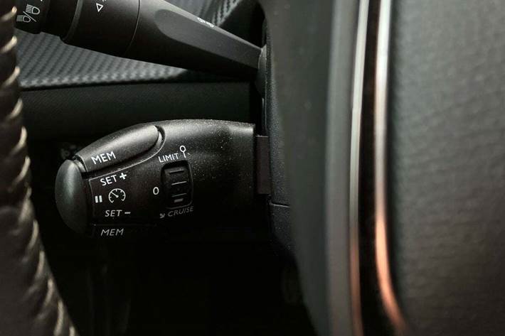 Gul Peugeot e-208 fra 2023