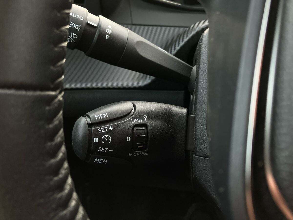 Grå Peugeot e-2008 fra 2025