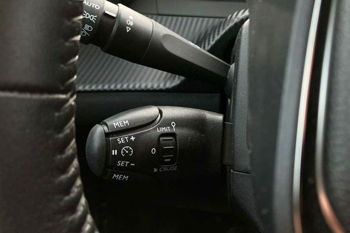 Grå Peugeot e-2008 fra 2025