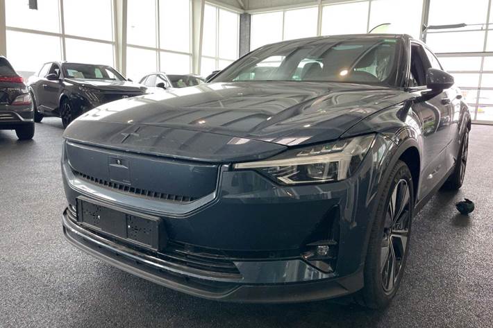 Blå Polestar 2 fra 2024 set udefra