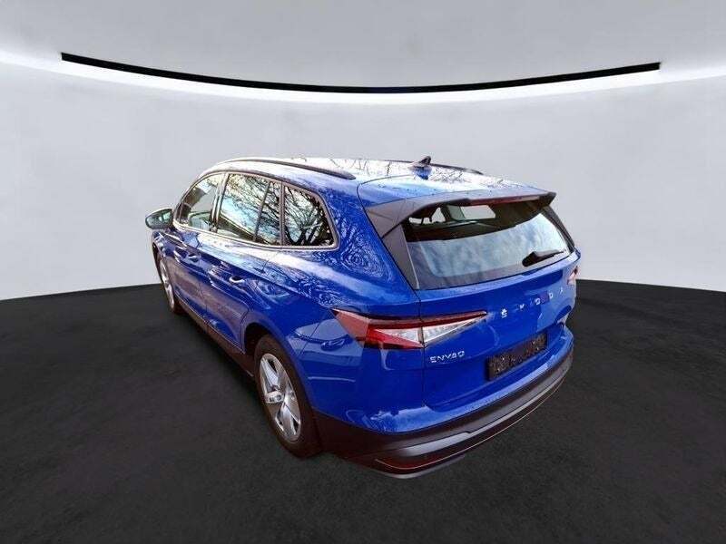 Blå Skoda Enyaq fra 2023
