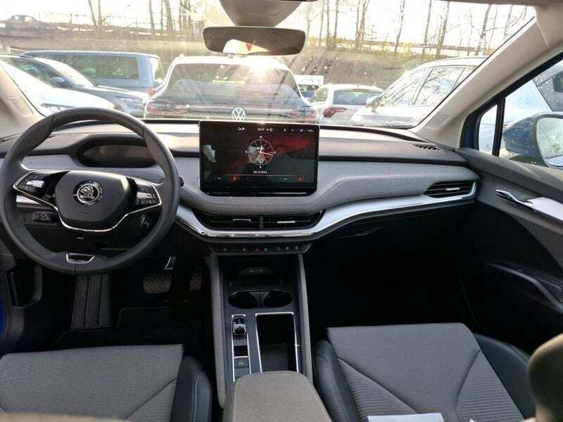 Blå Skoda Enyaq fra 2023