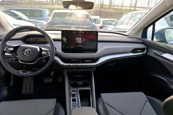 Blå Skoda Enyaq fra 2023