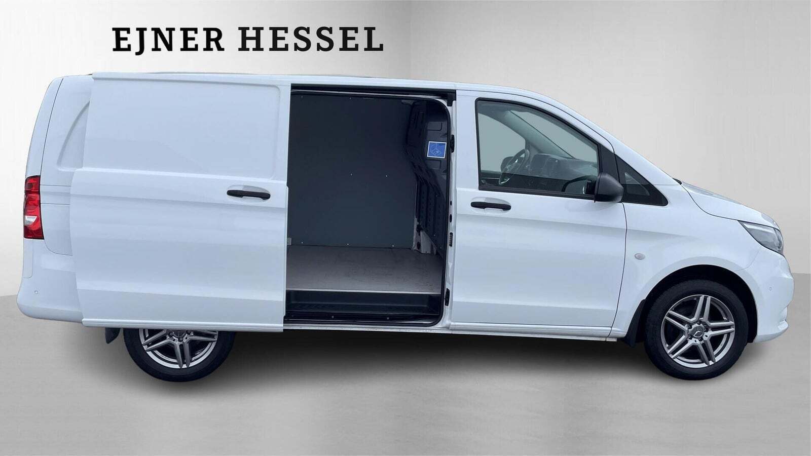 Hvid Mercedes Vito 114 fra 2024