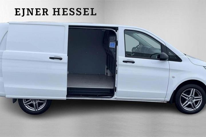 Hvid Mercedes Vito 114 fra 2024