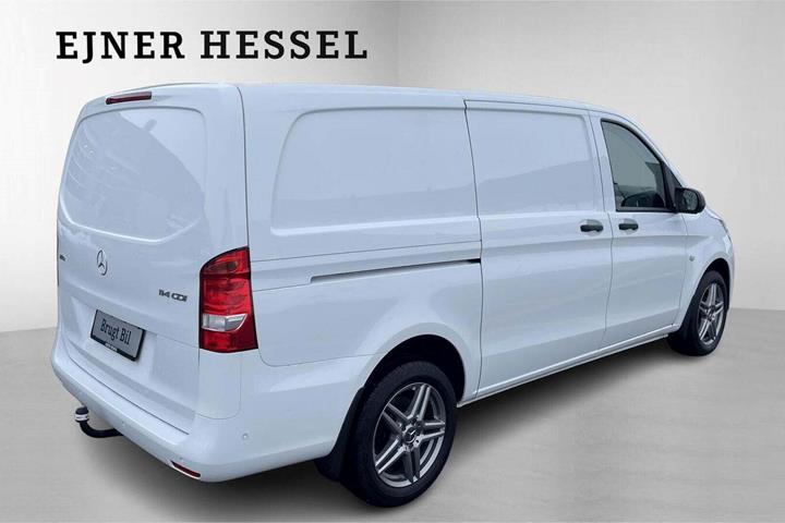 Hvid Mercedes Vito 114 fra 2024