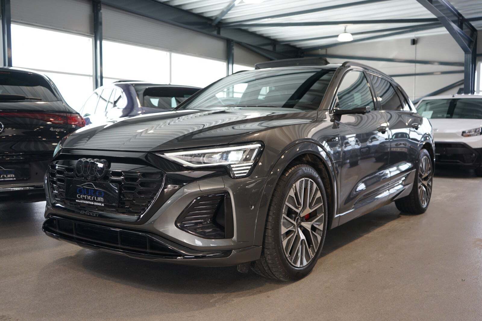 Grå Audi Q8 e-tron fra 2024