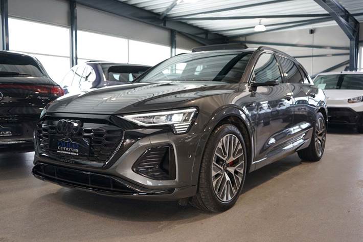 Grå Audi Q8 e-tron fra 2024