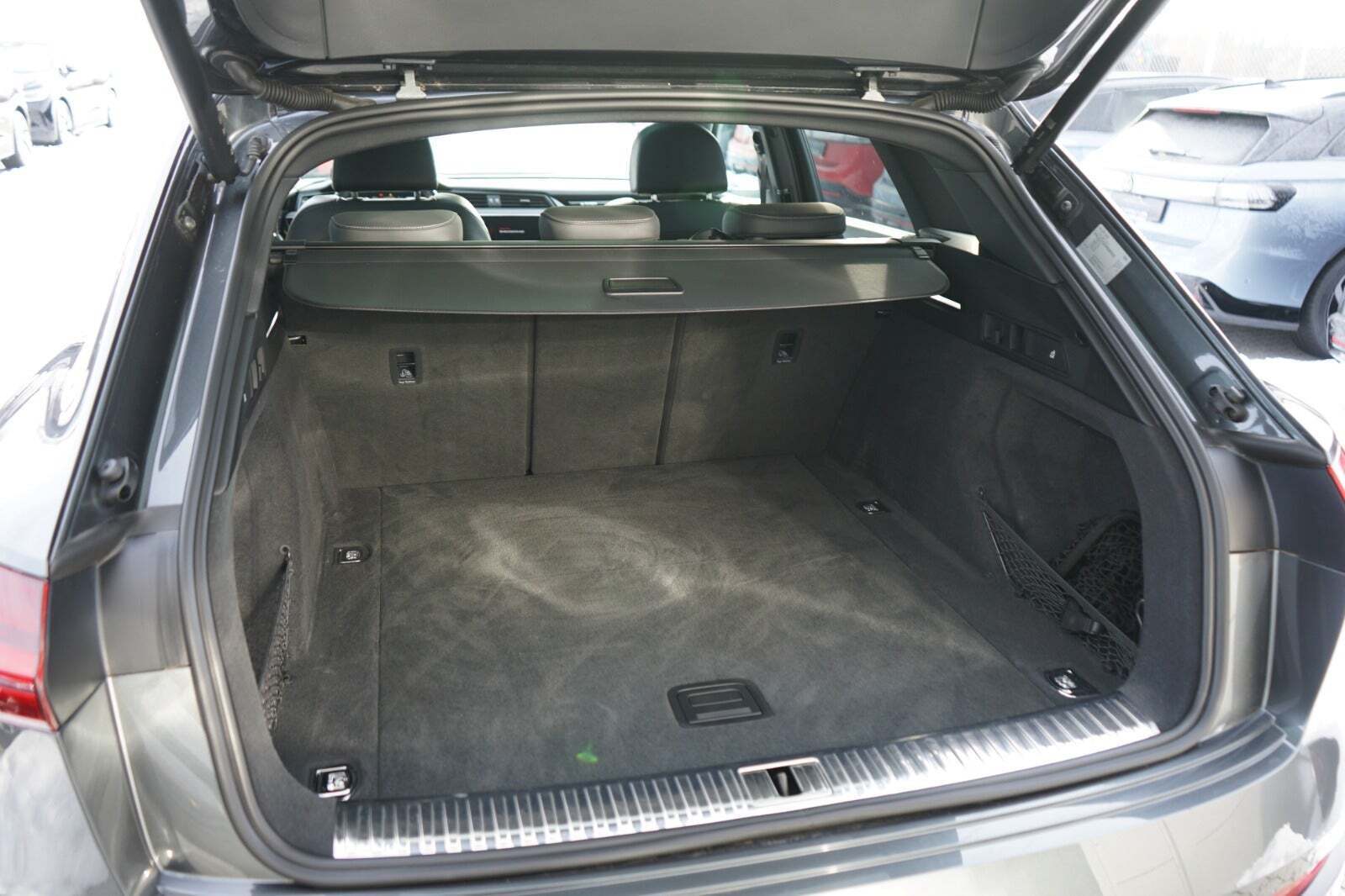 Grå Audi Q8 e-tron fra 2024