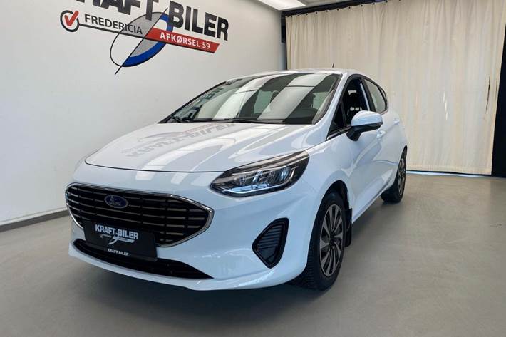 Hvid Ford Fiesta fra 2022 set udefra