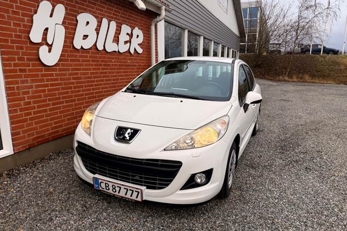 Hvid Peugeot 207 fra 2012 set udefra