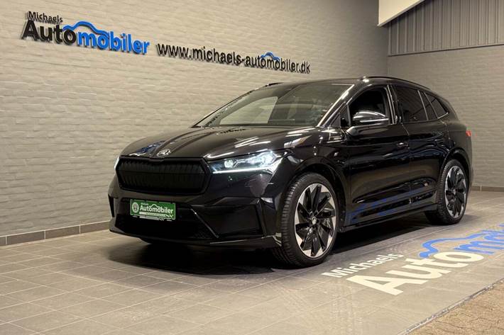 Sort Skoda Enyaq fra 2023 set udefra