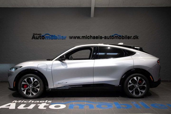 Sølv Ford Mustang Mach-E fra 2021