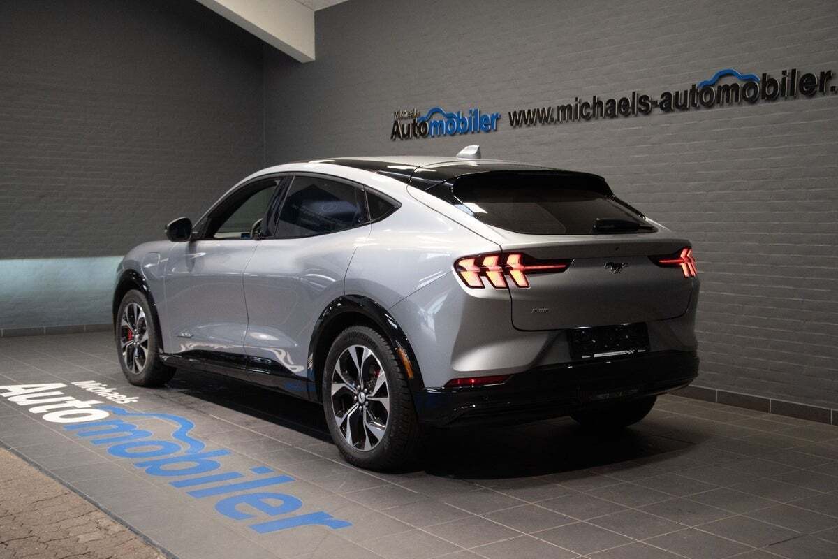 Sølv Ford Mustang Mach-E fra 2021