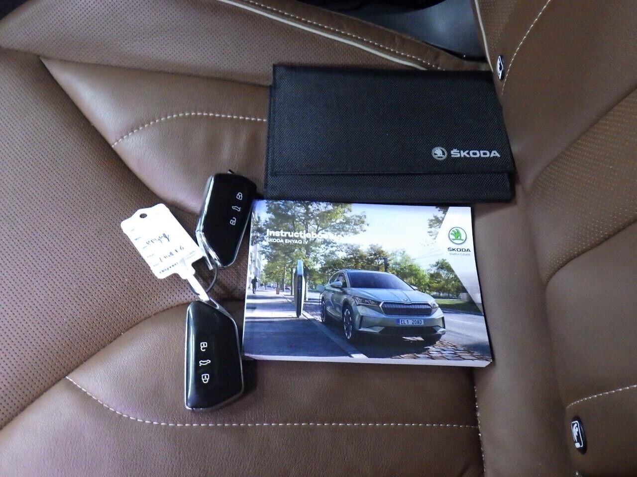 Hvid Skoda Enyaq fra 2021