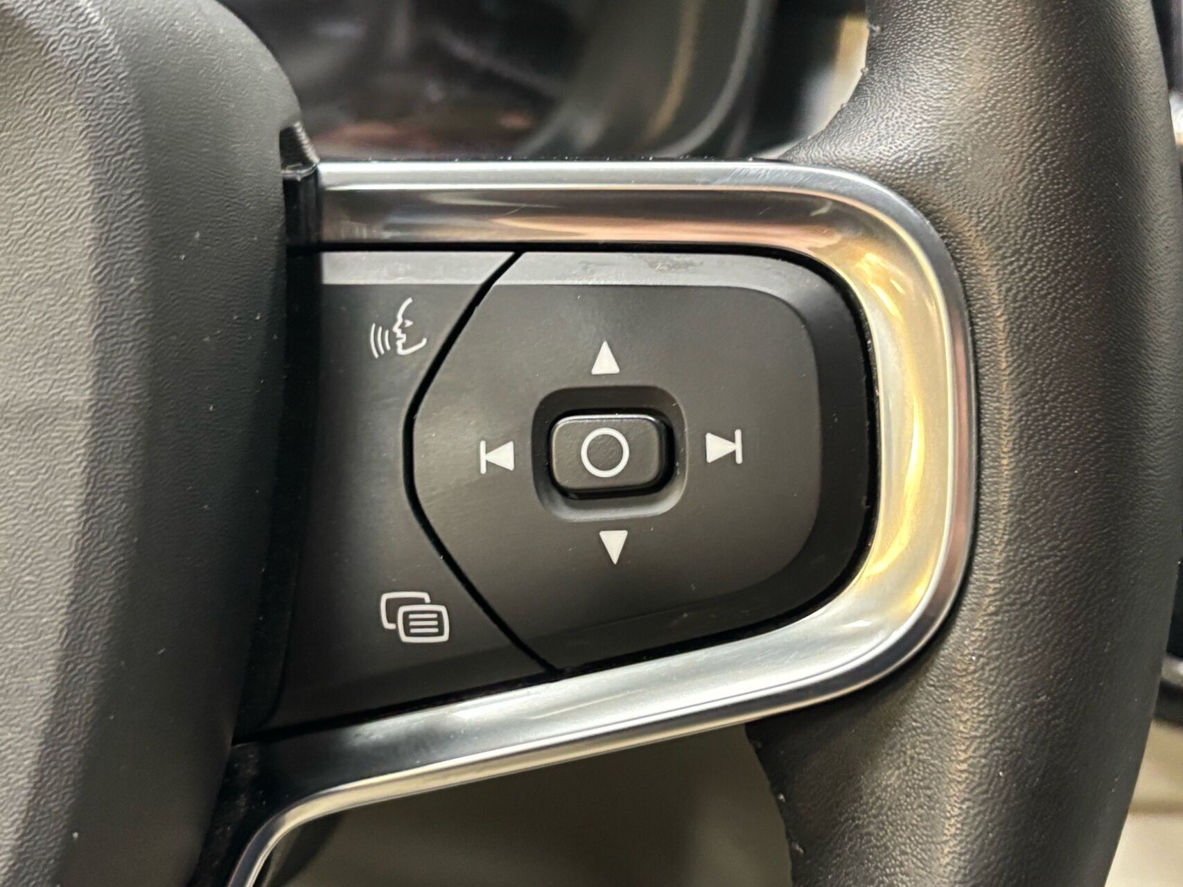 Sort Volvo XC40 fra 2021