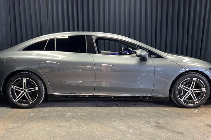 Grå Mercedes EQE 350 fra 2024 set udefra