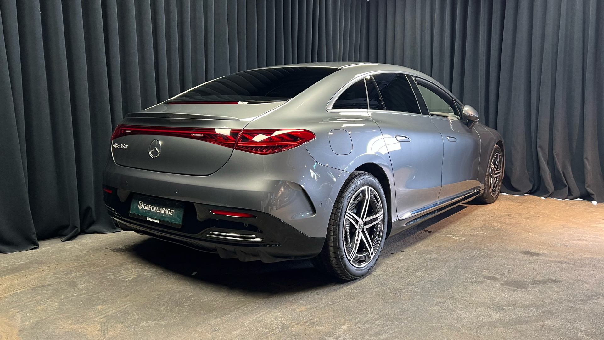 Grå Mercedes EQE 350 fra 2024 set udefra