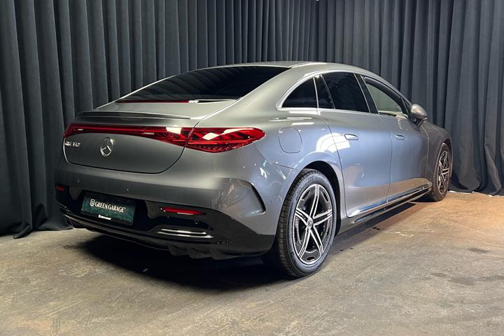 Grå Mercedes EQE 350 fra 2024 set udefra