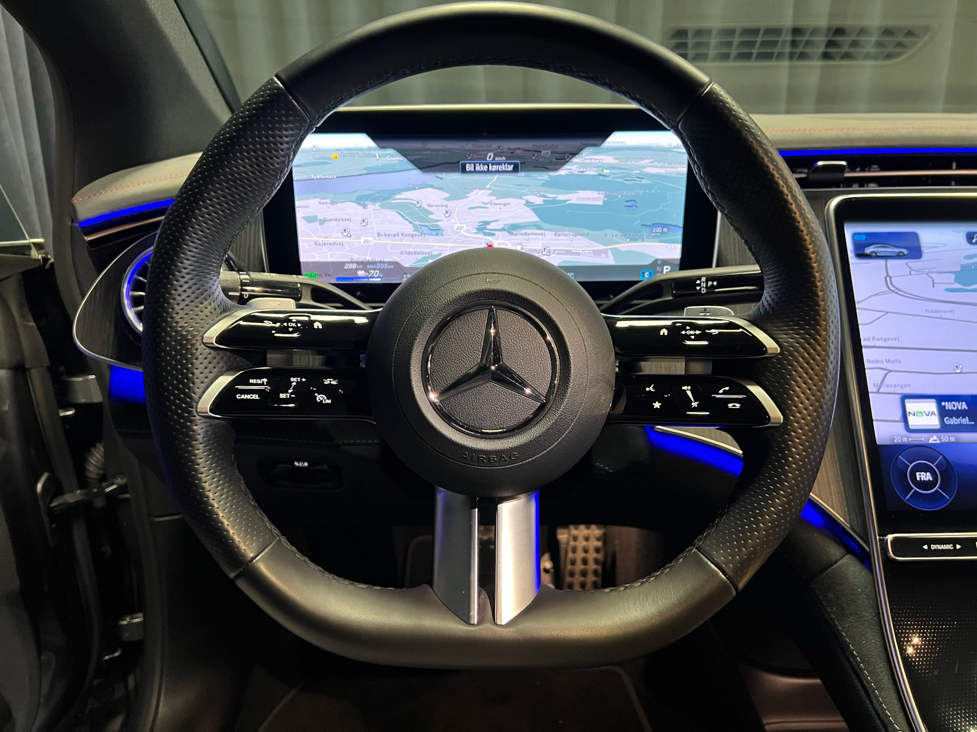 Grå Mercedes EQE 350 fra 2024 set indefra