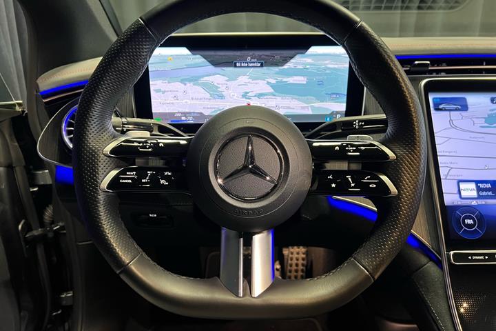 Grå Mercedes EQE 350 fra 2024 set indefra