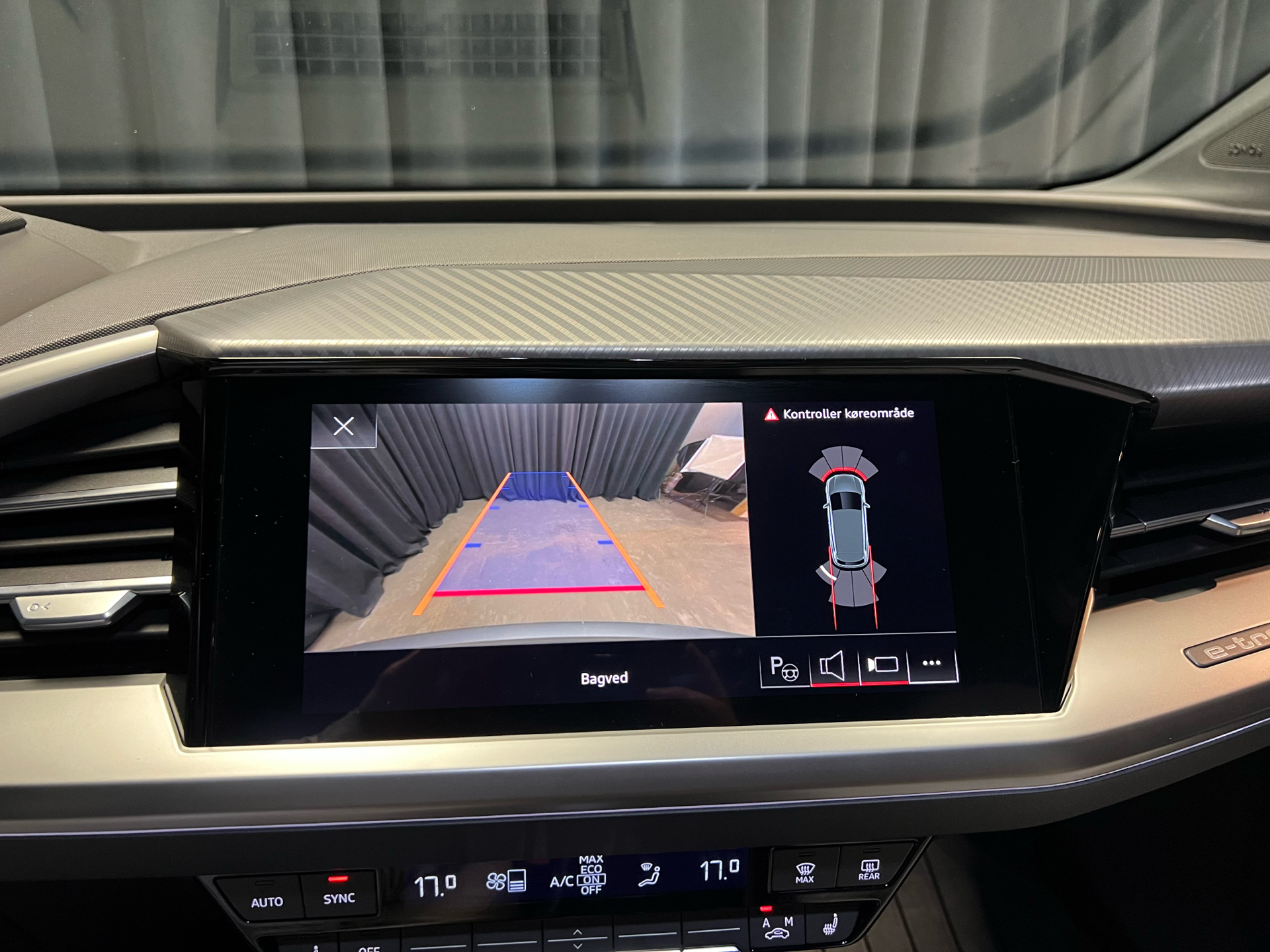 Blå Audi Q4 fra 2022