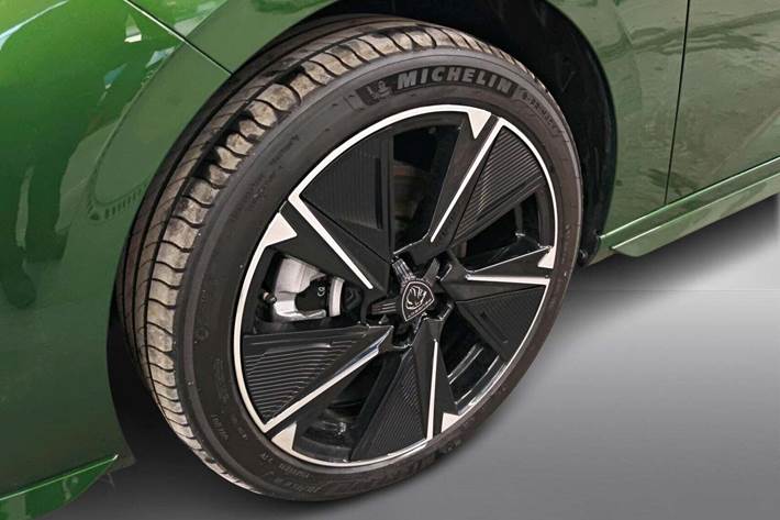 Grøn Peugeot E-308 fra 2024