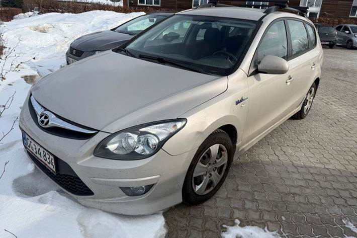 Beige Hyundai i30 fra 2010 set udefra