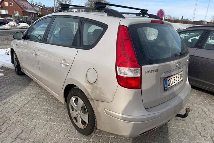 Beige Hyundai i30 fra 2010