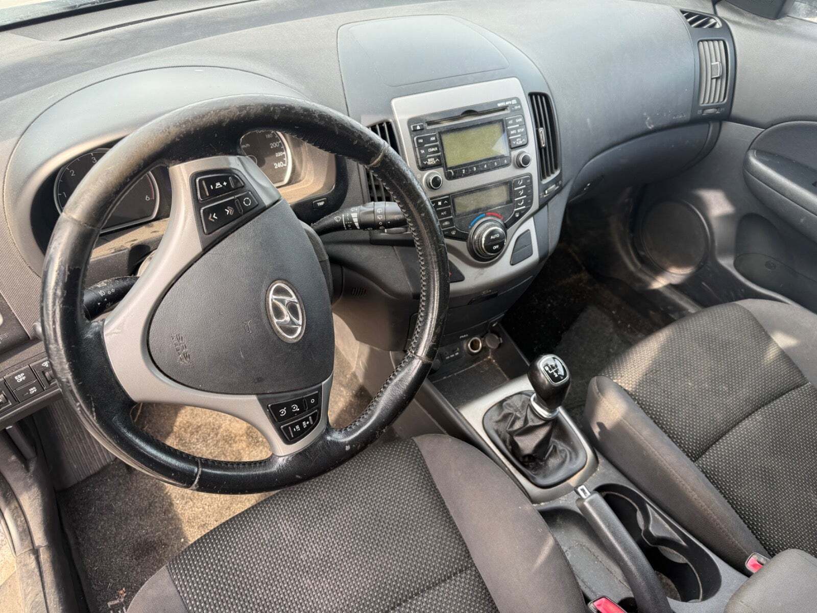 Beige Hyundai i30 fra 2010