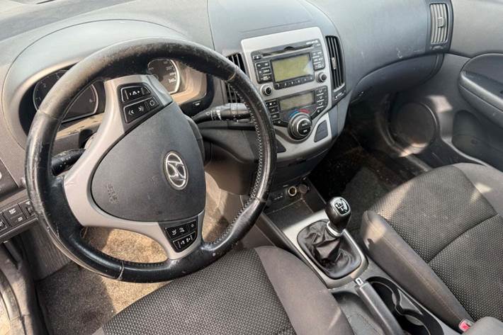 Beige Hyundai i30 fra 2010